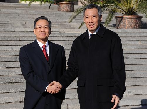 10月23日,中国国务院总理温家宝在北京人民大会堂东门外广场举行仪式,欢迎前来出席第七届亚欧首脑会议并对中国进行正式访问的新加坡总理李显龙。新华社记者 高洁 摄