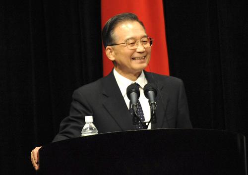 12月13日,在中日韩领导人会议结束后,中国国务院总理温家宝与日本首相麻生太郎、韩国总统李明博共同会见记者。这是中国国务院总理温家宝在回答记者提问。新华社记者 马占成 摄
