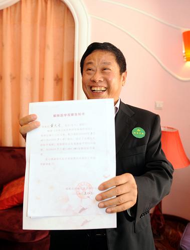 5月16日,解除医学观察的黄先生拿着“解除医学观察告知书”让记者拍照。新华社记者 陈燮 摄