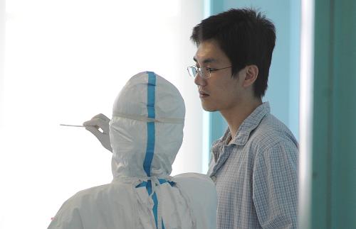 5月20日,护士在病房内给被隔离者小秦测体温。新华社记者 李文 摄