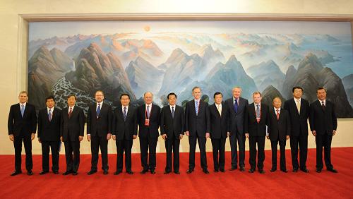 10月9日,世界媒体峰会在北京人民大会堂开幕。这是中国国家主席胡锦涛等党和国家领导人与世界媒体峰会发起方负责人在会议开始前合影。 新华社记者李学仁摄