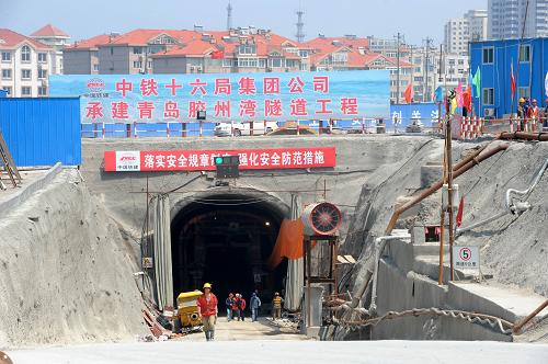 4月30日,几名工人走出胶州湾海底隧道青岛市主城团岛端施工入口。 新华社记者 李紫恒 摄
