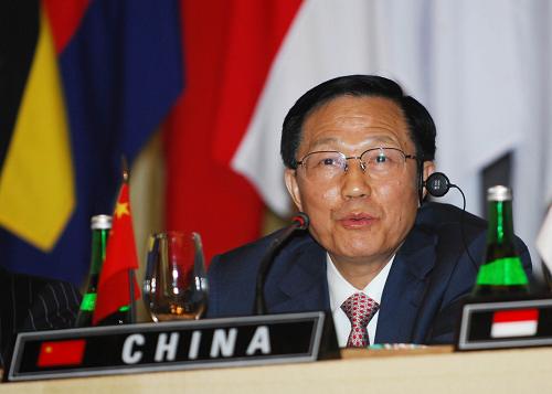 5月3日,在印度尼西亚巴厘岛,中国财政部部长谢旭人参加东盟10国与中日韩(10+3)三国财长联合新闻发布会。当日,东盟10国与中日韩(10+3)三国财长发表联合公报宣布,规模为1200亿美元的亚洲区域外汇储备库将在今年底前正式成立并运作。根据公报提供的数据,在亚洲区域外汇储备库中,包括香港在内的中国出资比例为32%。 新华社记者 岳月伟 摄