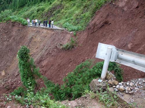 8月1日在四川省洪雅县拍摄的因山体垮塌被毁的道路。连日来,四川省洪雅县遭遇暴雨袭击,吴庄至瓦屋山镇公路旁10多处山体严重垮塌,造成道路中断。目前,有关部门正展开救援。 新华社发(刘忠俊 摄)