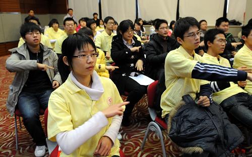 12月5日,志愿者在用手语演示。 新华社记者 李文 摄