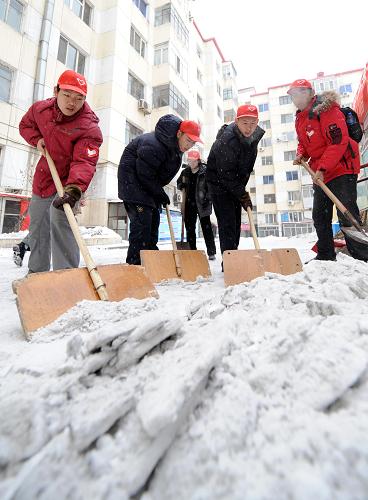 12月5日,哈尔滨工业大学的志愿者在海城社区帮助居民清扫积雪。当日,由共青团黑龙江省委、黑龙江省志愿者协会发起的“尽展青春风采 共筑平安龙江”志愿服务系列行动拉开帷幕。黑龙江省各地团组织、志愿者协会将陆续开展企业安全生产、网络安全监督、社区治安巡防、消防安全、交通协管、重点人员帮教、禁毒防艾等多种形式的平安龙江志愿服务行动。 新华社记者 李勇 摄