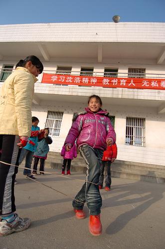 小岗村的孩子课间在一起玩游戏(2009年12月28日摄)。新华社记者 刘军喜 摄