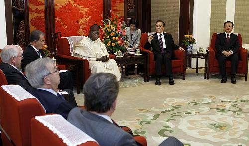 9月7日,中国国务院总理温家宝在北京中南海会见出席“21世纪论坛”2010年会议的外国贵宾。 新华社记者 刘建生 摄