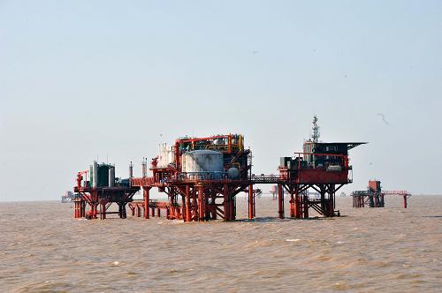 9月8日,事故海域其它平台未受影响,海面没有出现油污。 新华社记者 朱峥 摄