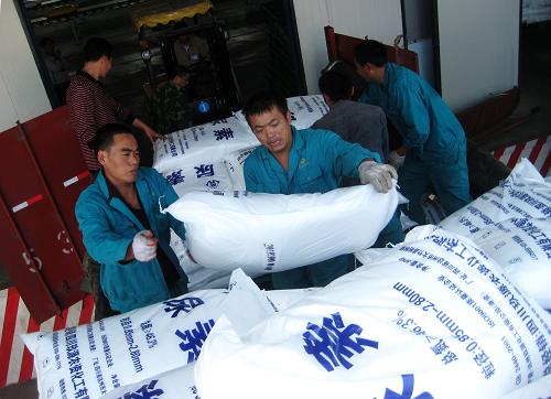 10月9日,在玖源化工(达州)库区,工人们正在搬运尿素化肥产品。新华社发(邓良奎 摄)