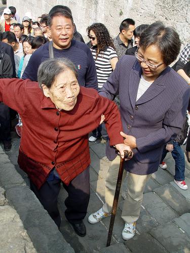 10月16日,97岁的唐常春老人在儿女们的陪伴下,攀登南京中华门城堡,登高庆重阳。 新华社发(季汉东 摄)