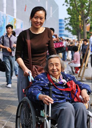 10月16日,一位80岁的上海老人在家人的陪伴下在上海世博园参观游览。 当日是中国传统节日重阳节,上海世博园内随处可见老年人的身影,他们在家人的陪伴下参观游览,其乐融融,成为园中动人的风景。 新华社记者 张国俊 摄