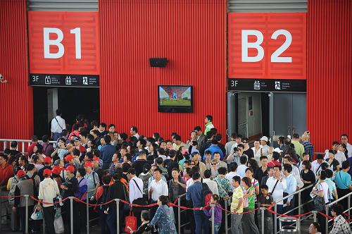 10月18日,游客进入上海世博园中国馆参观。 新华社记者 李健 摄