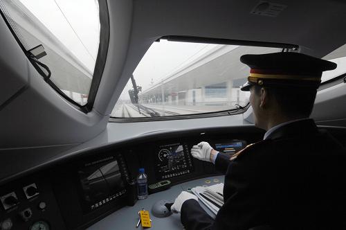 10月20日,列车驾驶员正在对“和谐号”CRH380A新一代高速动车组进行最后的调试。 新华社记者 鞠焕宗 摄