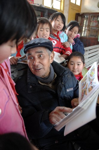 1月3日,孙灶森老人带着孩子们在“少年之家”阅读课外读物。