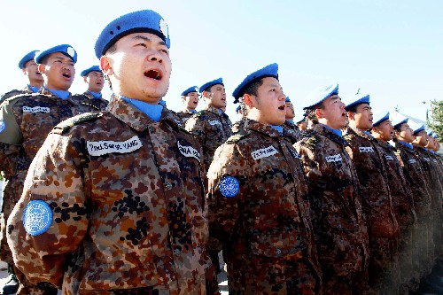1月19日,中国赴黎维和官兵在位于黎巴嫩南部边境哈尼亚地区的营地内演唱军旅歌曲。当日,中国第三批赴黎维和工兵营全体官兵在哈尼亚地区的营地举办“维和之声歌咏比赛”,以自己独特的方式喜迎即将到来的鼠年春节。