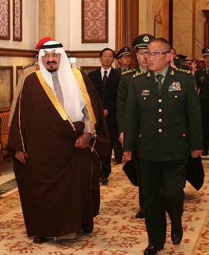 1月22日,沙特阿拉伯王国王储兼副首相、国防和航空大臣、武装部队总监苏尔坦亲王(左)在利雅得会见中华人民共和国中央军委副主席、国务委员兼国防部长曹刚川上将。应苏尔坦亲王的邀请,曹刚川20日抵达沙特进行正式友好访问。