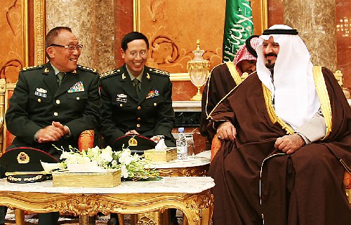 1月22日,沙特阿拉伯王国王储兼副首相、国防和航空大臣、武装部队总监苏尔坦亲王(右)在利雅得会见中华人民共和国中央军委副主席、国务委员兼国防部长曹刚川上将。应苏尔坦亲王的邀请,曹刚川20日抵达沙特进行正式友好访问。