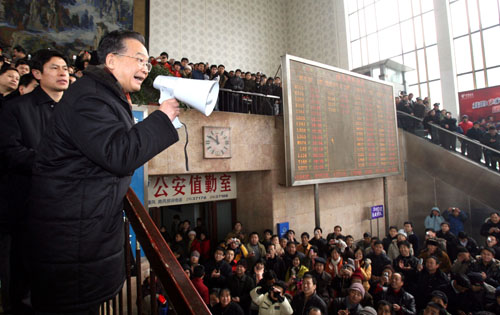 1月29日,中共中央政治局常委、国务院总理温家宝在湖南长沙火车站看望滞留车站的旅客。温家宝总理对旅客说,春节快到了,我给大家拜个早年。你们被困在火车站,还没能提早回家,我表示深深的歉意,现在我们正在想尽一切办法抢修,一定把大家送回家过春节。