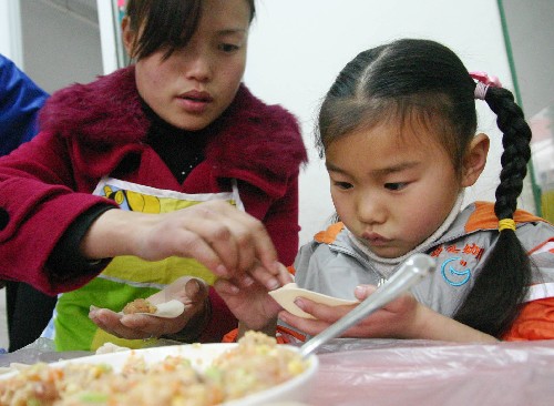 3月6日,一名小朋友在妈妈指导下学习包饺子。“三八”妇女节即将到来,安徽省巢湖市金码头双语艺术幼儿园3月6日开展“我给妈妈包饺子”、“我喂妈妈吃饺子”等亲子活动,让孩子们在劳动中体验妈妈的辛苦,向妈妈表达感恩之情。
