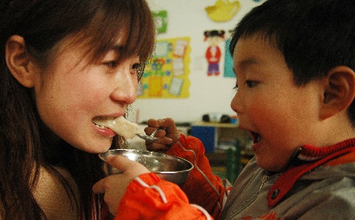 3月6日,一名小朋友给妈妈喂饺子。“三八”妇女节即将到来,安徽省巢湖市金码头双语艺术幼儿园3月6日开展“我给妈妈包饺子”、“我喂妈妈吃饺子”等亲子活动,让孩子们在劳动中体验妈妈的辛苦,向妈妈表达感恩之情。