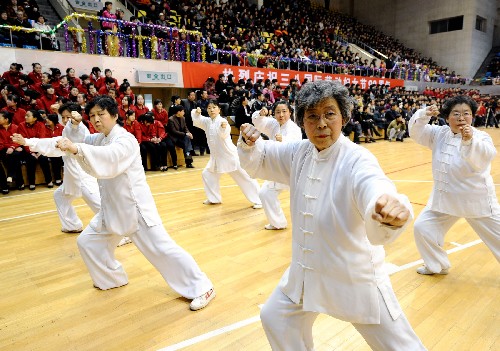 3月7日,太极拳表演队在进行表演。当日,山西省妇联和太原市妇联举办庆“三八”迎奥运大型健身展示活动,近千名女性表演了健美操、太极拳和健身秧歌等,迎接“三八”国际劳动妇女节的到来。