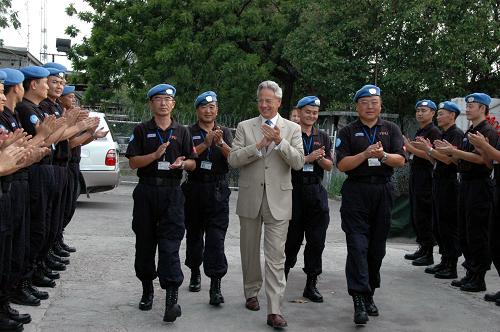 6月9日,在海地首都太子港,联合国秘书长首席特别副代表路易斯·卡洛斯·达科斯塔(中)来到中国第七支赴海地维和警察防暴队驻地与队员们话别,对他们在海地执行维和任务期间的表现给予高度评价。新华社记者 尹南 摄