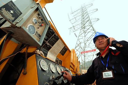 12月1日,福建省第二电力建设公司员工在福建500千伏电网大环网“龙三线”架设工地上检查设备。 当日,福建省500千伏电网大环网“龙三线”全线架通,标志着福建500千伏电网大环网线路全线贯通。福建电网自上世纪末开始500千伏的超高压网架建设,目前已形成以500千伏电网为骨干的超高压、大容量、现代化电网,这将大大降低系统网络损耗,提高电网的安全运行水平和抵御自然灾害的能力。 新华社记者 张国俊摄