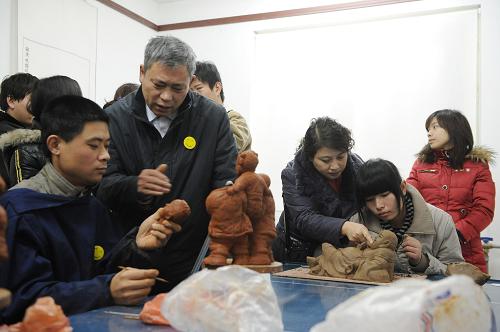 12月3日,在郑州“残疾人服务超市”内,两名残疾青年在民间泥塑艺人指导下进行创作。 当日,由郑州市残联创办的“残疾人服务超市”正式投入运营。该超市设有残疾人创业指导区、项目推介区和典型展示区等六大服务区,成为残疾人培训与就业过渡期的见习基地。 新华社记者 赵鹏摄