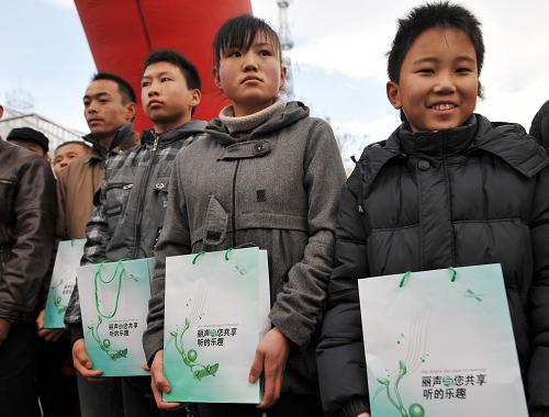 12月3日,几名残疾人手捧收到的助听器。 当日是第18个“国际残疾人日”,宁夏残联举行捐赠仪式,向银川市千余名残疾人捐赠1000台具备收音机功能的电话机及21台助听器。 新华社记者 王鹏 摄
