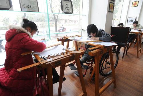 12月3日,残疾人正在参加蜀绣比赛。 当日,第四届成都市残疾人职业技能大赛开赛,来自成都市各区(市)县的150多名残疾人参加了聋人摄影、聋人广告设计与制作、盲人保健按摩、盲人计算机操作及盲人蜀绣等8个项目的比赛。 新华社记者 江宏景摄