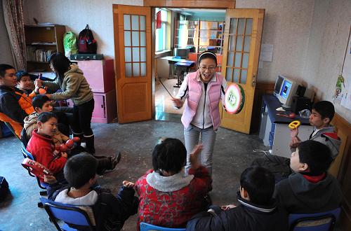 12月3日,四川圣爱特殊教育培训中心的老师(中)正在给孩子们上音乐课。 基于对残障孩子们的一份关爱,孟长寿、徐斌夫妇于16年前在成都市创办了圣爱幼稚园,这是一所民间慈善公益机构,主要为无法进入学校的残障孩子提供特殊教育和康复训练。 在国内外特教专家和爱心人士们的支持和帮助下,圣爱幼稚园发展成为现在的四川圣爱特殊教育培训中心。目前,该中心已为近300名残障孩子提供了特殊教育和康复训练,并为四川省内外专业机构和康复机构提供师资培训达千余人次。 新华社记者陈燮摄