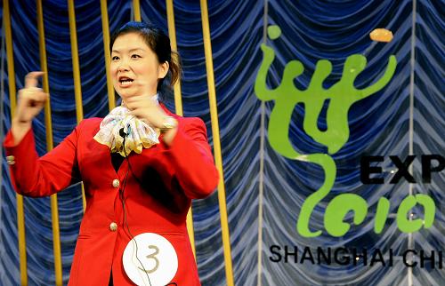 12月3日,选手参加上海迎世博窗口行业职工手语大赛。 当日是国际残疾人日,上海举办迎世博窗口行业职工手语大赛,来自上海各区县的48名宾馆、银行等窗口行业的一线员工参加了角逐,提高为残疾人服务的技能。 新华社发(张金桥 摄)