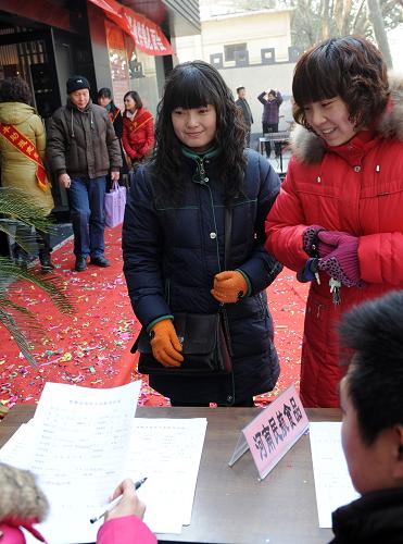 12月3日,残疾青年王稳稳(前右三)在姐姐的陪伴下参加残疾人招聘会。 当日,郑州市残联举行“国际残疾人日”招聘活动,12家用人单位为残疾人提供了100多个就业岗位。 新华社记者 赵鹏 摄