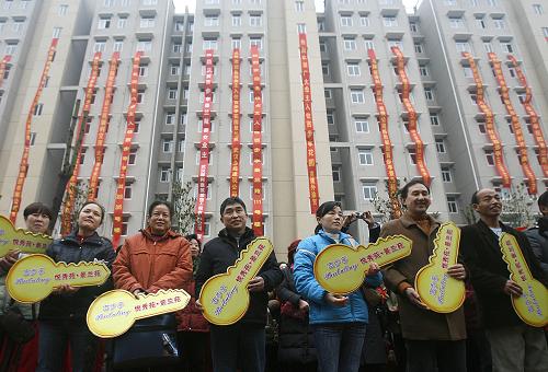 2009年12月8日,武汉市最大的保障性住房项目——百步亭社区悦秀苑、景兰苑交房工作正式启动。该项目包括5263套经济适用房和194套廉租房。这是首批住户代表在交房仪式上领到钥匙。2009年是进入新世纪以来中国经济发展最为困难的一年。一年来,党中央、国务院通过实施并不断完善一揽子计划,保增长、调结构、促改革、惠民生,迎难而上、共克时艰,有效遏止了经济增长明显下滑态势。在国际金融危机风浪中,通过多种措施维护百姓利益,让百姓享受到改革发展的成果。财政部数据显示,2009年,中央财政预算安排用于教育、医疗卫生、社会保障、就业、保障性住房、文化方面与人民群众生活直接相关的民生支出安排7284.63亿元,按可比口径增加1653.34亿元,增长29.4%。
