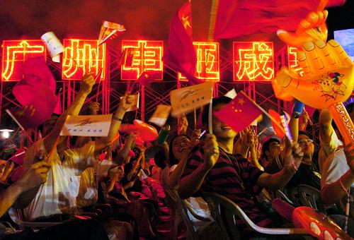 从2004年7月1日广州获得2010年第16届亚运会主办权以来,广州为亚运会进行了精心筹备。在广州亚运会倒计时100天来临之际,让我们一起回顾广州亚运会筹备工作历程上的一些大事。这是2004年7月1日,广州市民在琶洲会展广场庆贺广州申亚成功。