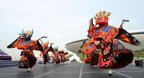 来自西藏自治区的演员在上海世博会庆典广场表演(9月1日摄)。9月5日,为期5天的上海世博会西藏活动周落下帷幕。活动周期间,来自西藏自治区的演员通过极具地方特色的表演全面展示了西藏优秀的传统文化,令游客大饱眼福。
