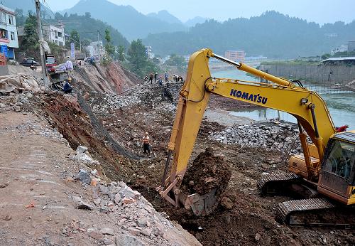 9月5日,施工人员对滑坡路段进行清理。当日下午4时许,209国道湖北省恩施土家族苗族自治州宣恩县境内发生地质滑坡,导致交通中断,未造成人员伤亡。当地公安、交通、安监等部门随即赶往现场疏散过往车辆,并通过媒体发布过境车辆绕行方案。据介绍,抢修该路段至少需要10天时间,期间车辆需要绕行。