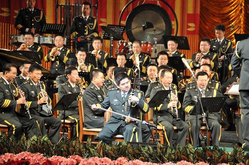 10月22日,来自中国人民解放军军乐团的演员在朝鲜首都平壤的东平壤大剧场演出。22日下午,正在朝鲜进行友好访问的中国解放军文艺代表团在平壤举行了“纪念中国人民志愿军入朝参战60周年”专场演出,为朝鲜人民军官兵、平壤市民以及驻朝中资机构等1500多名观众奉献了一场精彩演出。