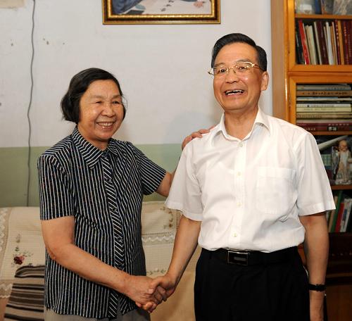 这是温家宝看望北京儿童医院名誉院长、儿科血液病专家胡亚美。新华社记者 李学仁 摄