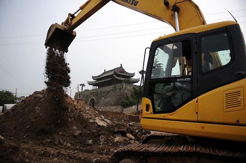 正紧张施工的寿县东门至南门段古城墙顶硬化、亮化、坡体绿化、美化工程已近尾声(8月17日摄)。新华社记者 陶明 摄