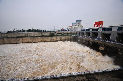 8月27日,湖北宜昌葛洲坝三江冲沙闸全部开启,对三江航道进行冲沙,最高泄流量为9000立方米/秒。葛洲坝相关水域实行交通管制15小时。据了解,三江航道是葛洲坝的主通道,每年汛期都会开启三江冲沙闸两到三次,防止汛期过后大量泥沙淤积,对枯水期的长江通航造成影响。新华社发(黄翔 摄)
