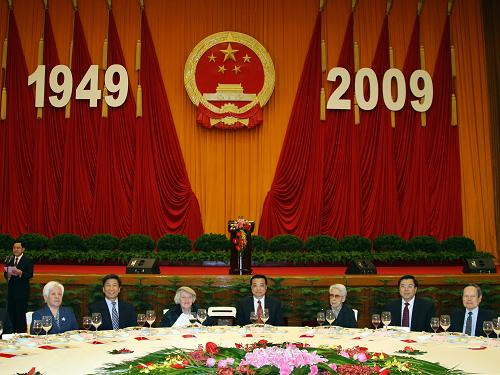 9月27日晚,中国政府在北京人民大会堂宴会厅举行盛大的外国专家国庆招待会。中共中央政治局常委、国务院副总理李克强出席并致辞。 新华社记者 刘卫兵 摄