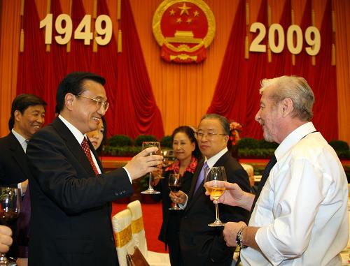 这是李克强在招待会上与外国专家亲切交谈。新华社记者 刘卫兵 摄