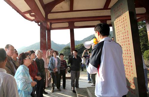 10月26日,共和国将帅子女在位于福建宁德支提山的闽东红军独立师成立旧址参观。当日,纪念闽东红军独立师成立75周年大会在中国工农红军闽东独立师诞生地——福建省宁德市支提山下举行。1931年,老一辈无产阶级革命家陶铸、邓子恢、叶飞、曾志等来到闽东与当地党的领导人马立峰、詹如柏等一道开展土地革命和武装斗争,并于1934年成立了中共闽东临时特委、闽东苏维埃政府和中国工农红军闽东独立师。 新华社记者 姜克红 摄