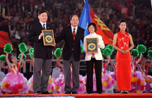 这是获得参赛纪念奖的代表团代表在闭幕式上领奖。新华社记者 李钢 摄
