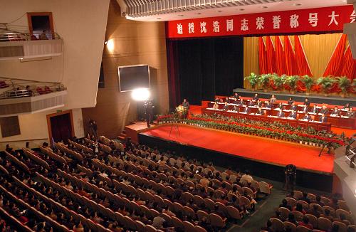 11月20日,追授沈浩同志荣誉称号大会在合肥举行。当日,中共安徽省委举行追授沈浩同志荣誉称号大会,号召全省各级党组织采取多种形式,组织广大共产党员学习沈浩同志的先进事迹,特别是在第三批深入学习实践科学发展观活动中,要把开展向沈浩同志学习活动作为重要内容,把他的先进事迹作为党员干部学习的生动教材。11月19日,中共安徽省委作出追授沈浩同志“优秀共产党员、模范基层干部”称号的决定。安徽省委认为,沈浩同志在小岗村任职6年来,始终以党和人民的事业为重,干事创业,勤奋务实,勇于创新,无私奉献,以实际行动践行科学发展观,忠实履行共产党员的神圣职责,树立了基层党员干部的良好形象,赢得了各级党组织的充分肯定和广大人民群众的高度评价。沈浩同志生前以自己的模范行动忠实实践科学发展观,是新时期党的基层干部的楷模,是共产党员的优秀代表。新华社记者 刘军喜 摄