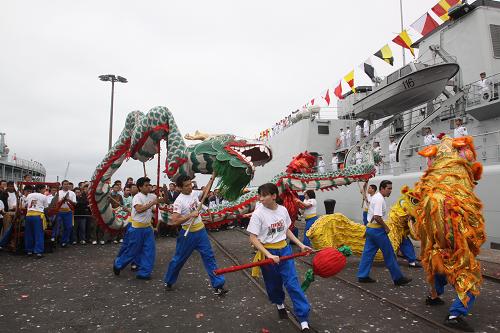 12月3日,在秘鲁最大的港口卡亚俄,当地华人华侨表演舞龙舞狮迎接中国海军舰艇编队的来访。由海军北海舰队副司令员王福山少将率领的、由“石家庄”号导弹驱逐舰和“洪泽湖”号远洋综合补给舰组成的中国海军舰艇编队当天抵达秘鲁卡亚俄港,开始对秘鲁进行为期4天的友好访问。新华社发
