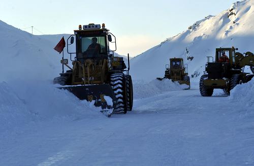 1月9日,清雪车在青河县通往各乡镇的道路上清雪。新华社记者 沈桥 摄