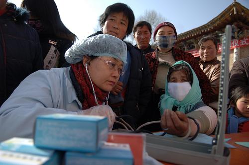 1月22日,一名医生正在为村民测量血压。新华社记者 张宏祥 摄